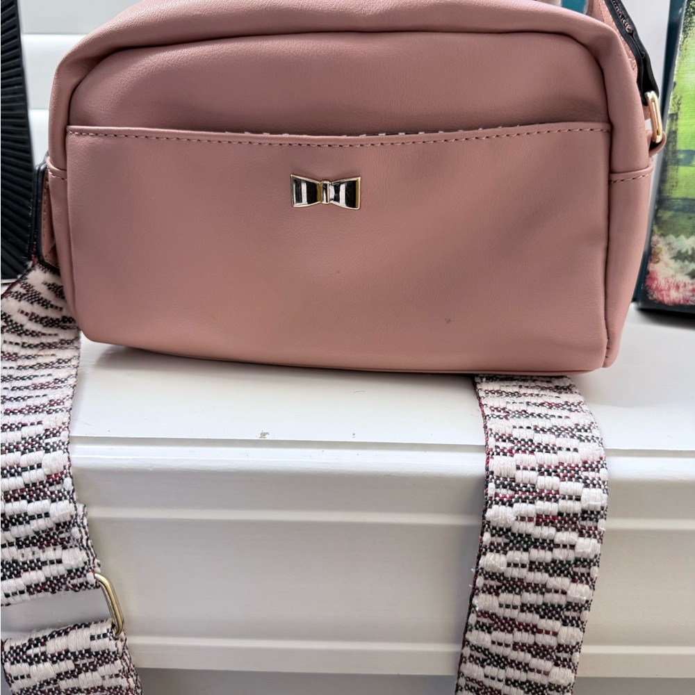 Elegant Pink Crossbody Bag with Bow Detail